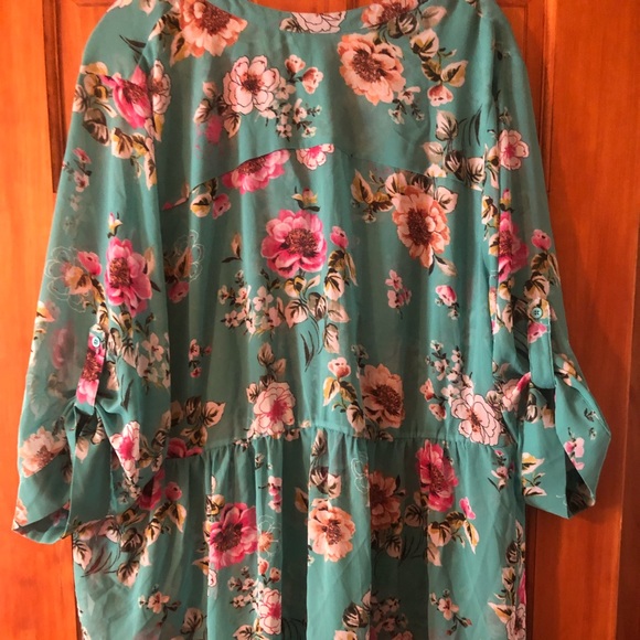 Torrid size 4 button down floral blouse NWOT - Picture 3 of 5